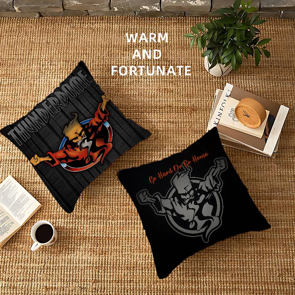T-Thunderdomes Logo Lucky Drag - Home Textiles Logo recension och pris